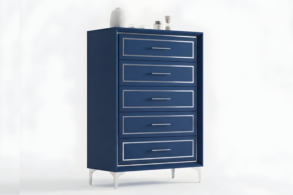 Chest alto de cinco gavetas en acabado azul marino con molduras y tiradores plateados. Diseño contemporáneo con líneas limpias, estructura rectangular y patas metálicas en acabado plateado para un estilo elegante y moderno.