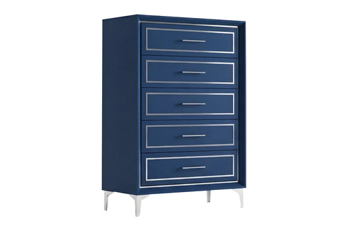 Chest alto de cinco gavetas en acabado azul marino con molduras y tiradores plateados. Diseño contemporáneo con líneas limpias, estructura rectangular y patas metálicas en acabado plateado para un estilo elegante y moderno.