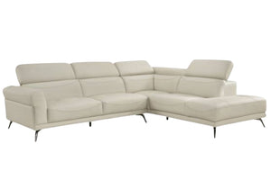 Seccional esquinero moderno modelo Giselle en color beige con tapizado de cuero sintético y patas metálicas finas, visto de frente sobre fondo blanco.