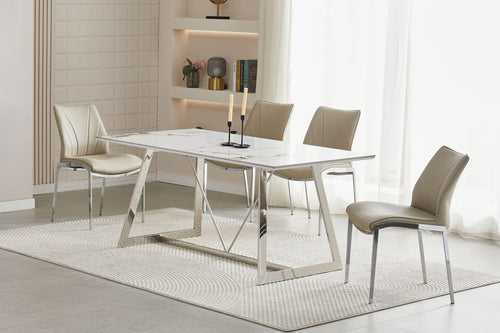 Mesa rectangular de diseño de mármol con cuatro sillas de color crema en un cuatro neutral. 