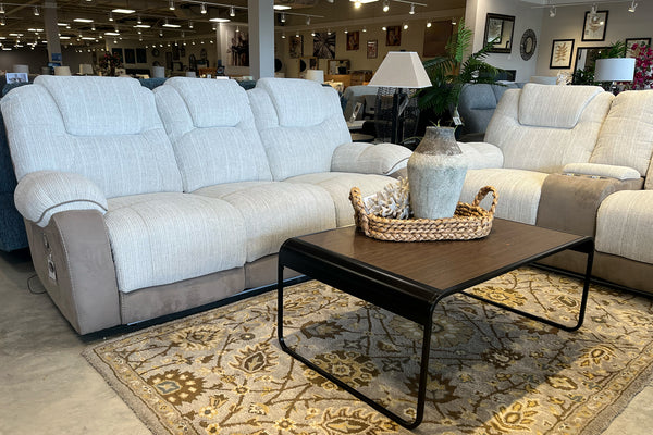 Sofá y loveseat con mesa de centro en una sala de exposición