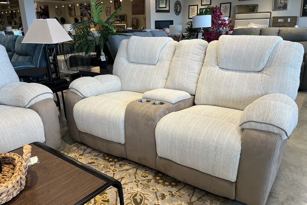 Loveseat reclinable beige con luces LED sobre fondo blanco.