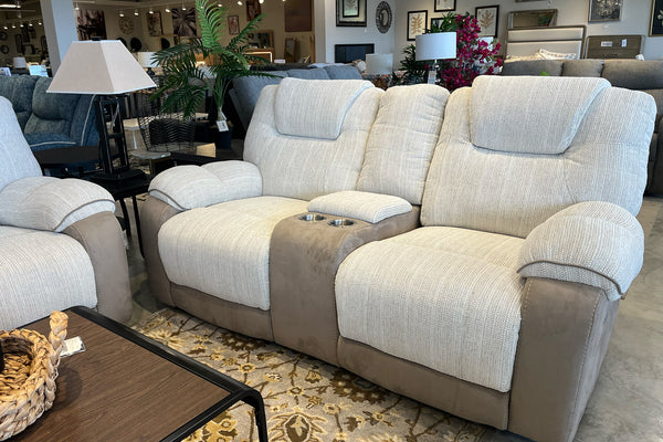 Sofá reclinable beige y marrón en una sala de exposición
