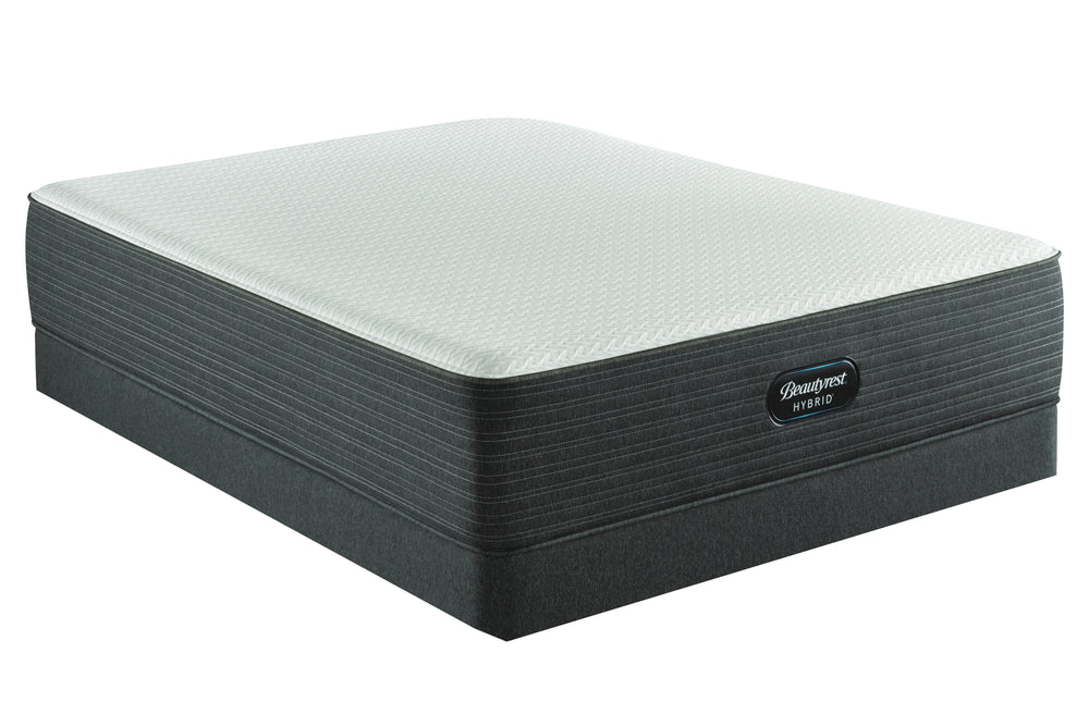 Mattress gris con logo "Beautyrest Hybrid" sobre un fondo blanco. 