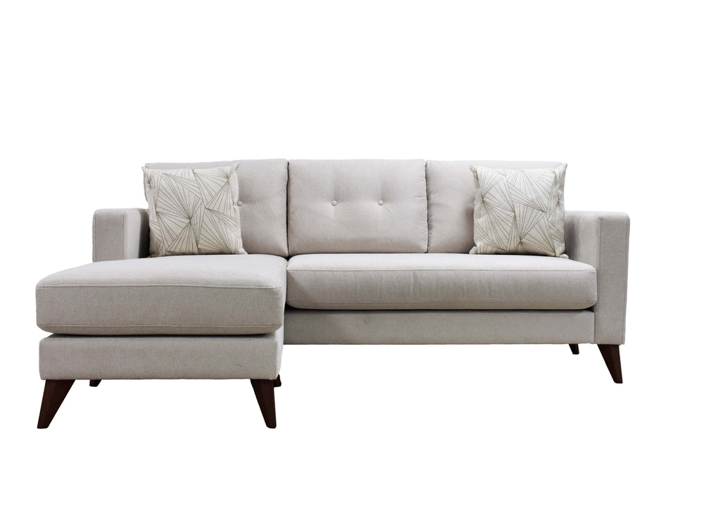 Seccional beige con cojines estampados sobre fondo blanco.