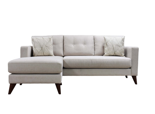 Seccional beige con cojines estampados sobre fondo blanco.