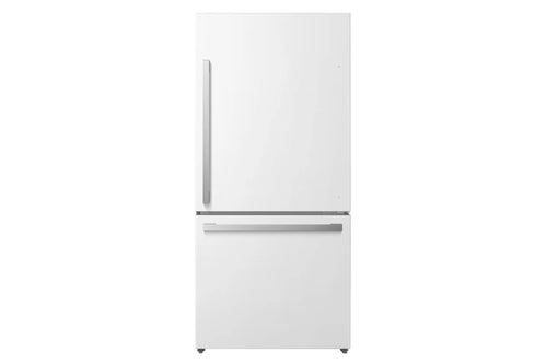 Nevera blanca sobre un fondo blanco. 