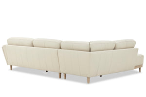 Vista posterior de sofá chaise de color beige con patas acabadas en madera marrón claro sobre un fondo blanco. 