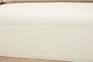 Vista cercana de asiento de beige de sofá chaise. 
