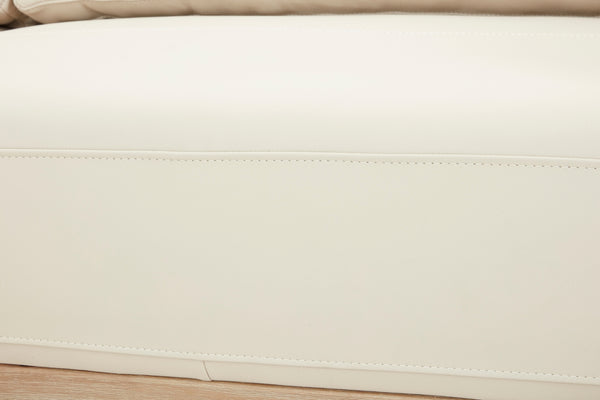 Vista cercana de asiento de beige de sofá chaise. 