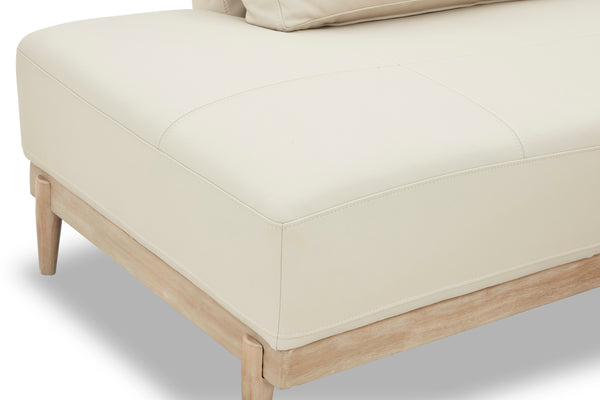 Sofá chaise beige con patas de madera sobre fondo blanco.