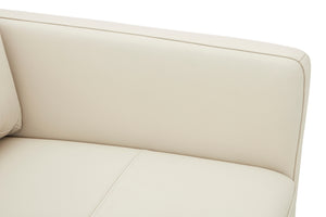 Primer plano de una esquina de sofá chaise beige sobre un fondo blanco.
