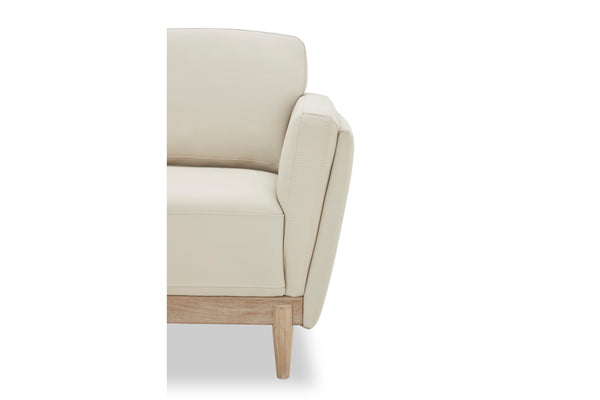 Esquina de sofá chaise beige con patas de madera sobre fondo blanco.