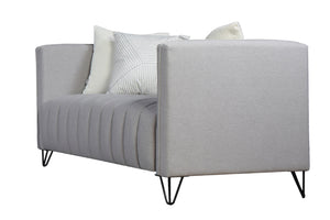 Loveseat gris con cojines blancos sobre fondo blanco