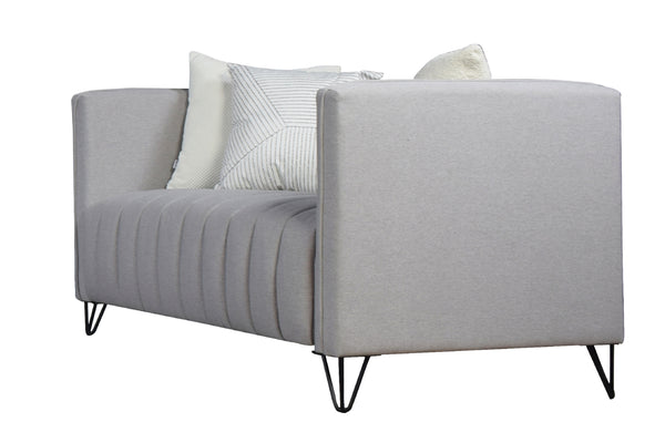 Loveseat gris con cojines blancos sobre fondo blanco