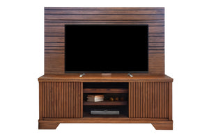 Soporte de TV de madera con un televisor montado sobre él sobre un fondo blanco