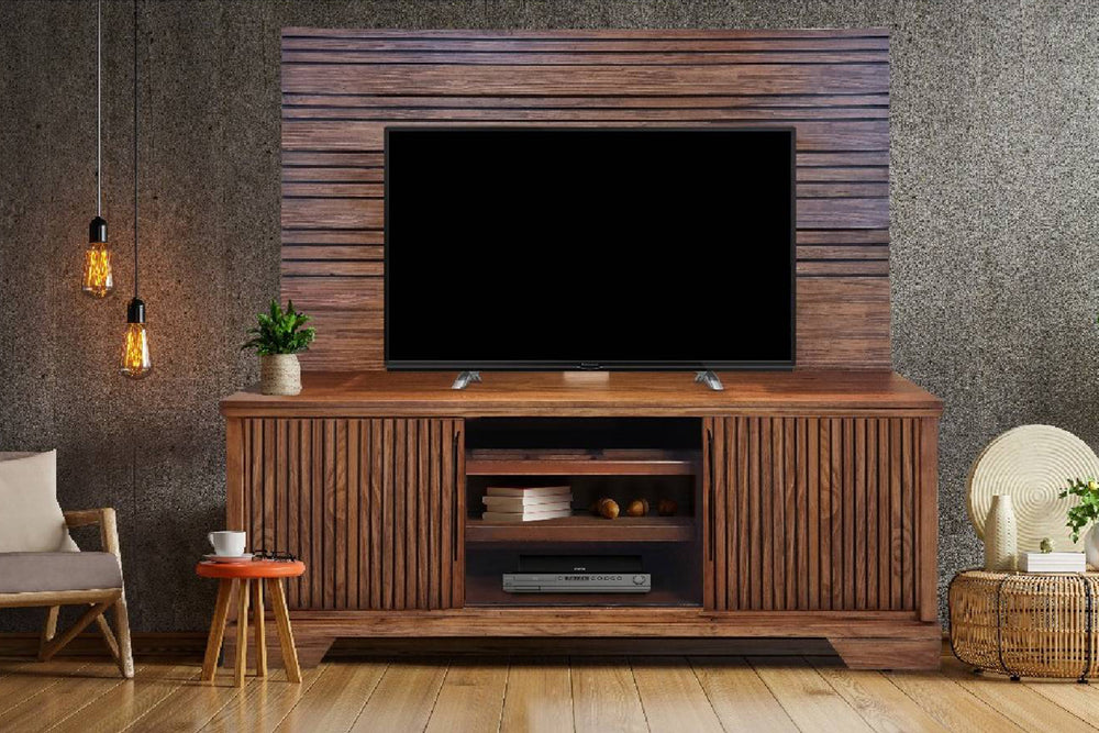 Soporte de TV de madera con un televisor montado sobre él sobre un fondo blanco