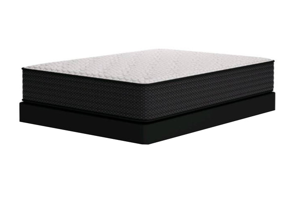 Mattress blanco con bordes negros sobre un fondo blanco. 
