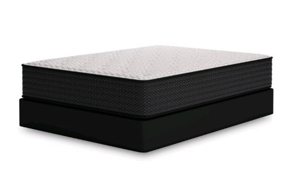 Mattress blanco con bordes negros sobre un fondo blanco. 