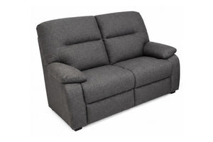 Loveseat biplaza reclinable tapizado en gris oscuro, con cojines de respaldo segmentados y reposabrazos acolchados, que se muestra sobre un fondo blanco liso.