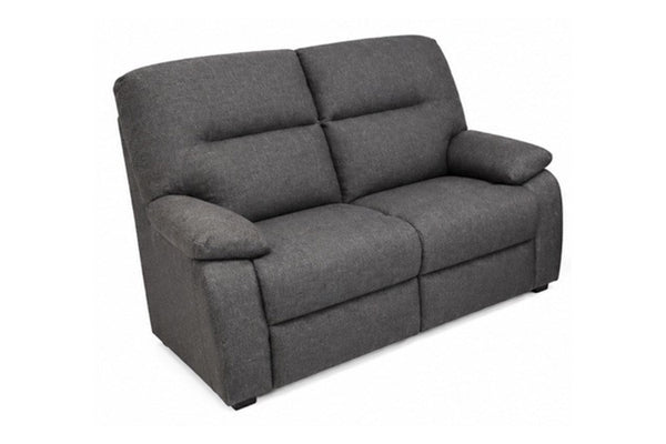 Loveseat biplaza reclinable tapizado en gris oscuro, con cojines de respaldo segmentados y reposabrazos acolchados, que se muestra sobre un fondo blanco liso.