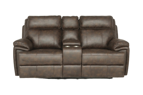 Loveseat reclinable en color marrón oscuro con cojines acolchados, respaldos altos y apoyabrazos amplios. Incluye consola central con portavasos integrados y acabado tipo cuero de apariencia envejecida, presentado sobre fondo blanco.
