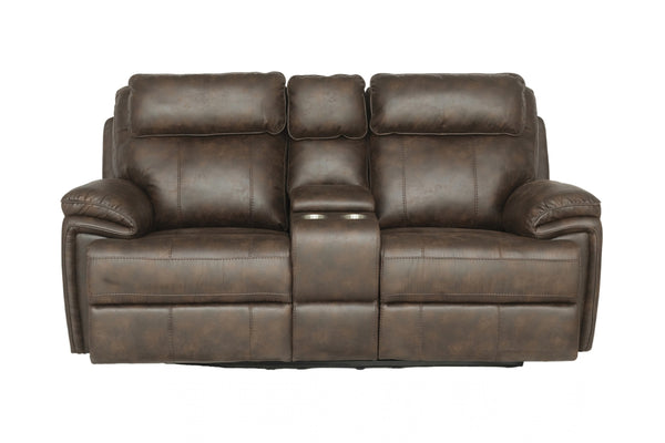 Loveseat reclinable en color marrón oscuro con cojines acolchados, respaldos altos y apoyabrazos amplios. Incluye consola central con portavasos integrados y acabado tipo cuero de apariencia envejecida, presentado sobre fondo blanco.