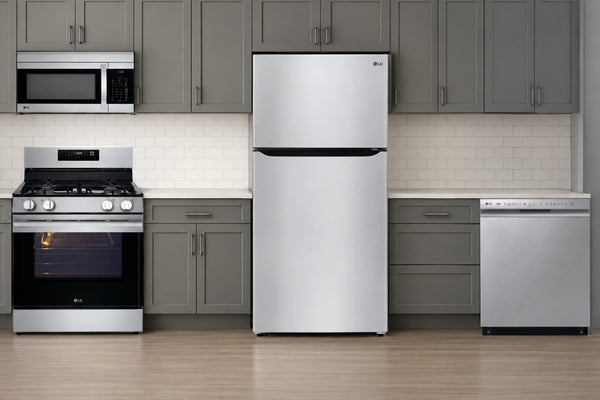 Cocina moderna con paquete de electrodomésticos LG de acero inoxidable: nevera, estufa de gas con horno, microondas y lavaplatos sobre piso de madera.