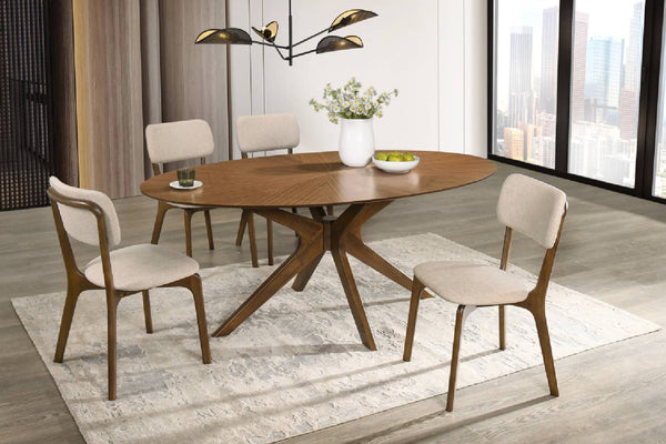 Mesa ovalada marrón con cuatro sillas con acolchado gris en marco marrón en un cuarto neutral con ventana con vista de ciudad. 