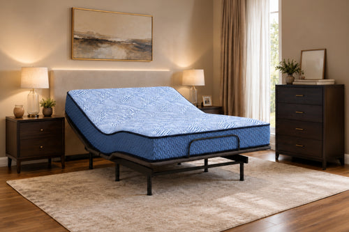 Una base ajustable con un mattress acolchado azul, presentada en un dormitorio decorado con mesitas de noche de madera, lámparas, una cómoda y una alfombra beige.