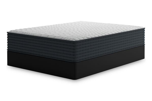 Mattress blanco con bordes negros sobre un fondo blanco. 