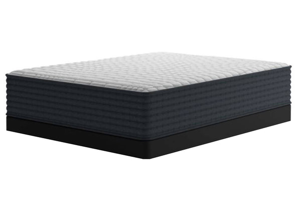 Mattress blanco con bordes negros sobre un fondo blanco. 