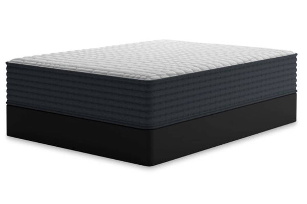 Mattress blanco con bordes negros sobre un fondo blanco. 