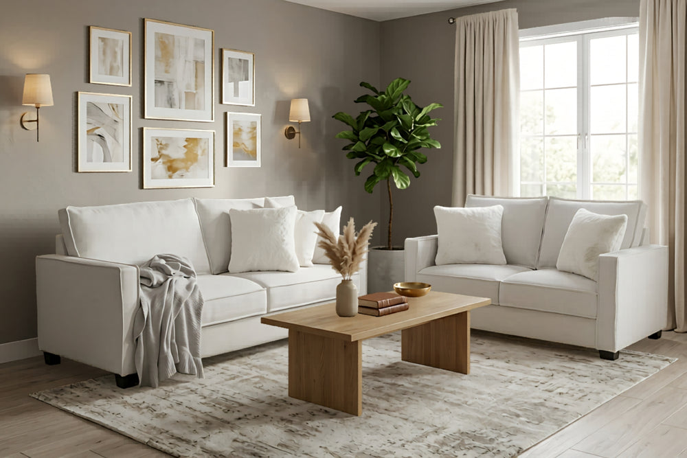 Conjunto de loveseat y sofás beige con cojines sobre fondo blanco.