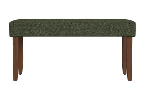 Bench con patas acabadas en madera maciza y con acolchado verde poliéster en un fondo blanco. 