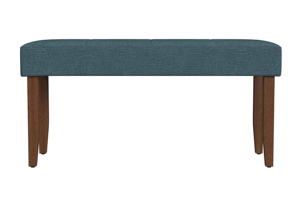 Bench con patas acabadas en madera maciza y con acolchado azul  poliéster en un fondo blanco. 