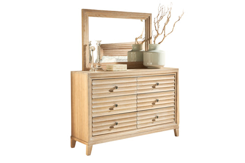 Gavetero con Espejo de madera con espejo sobre fondo blanco.