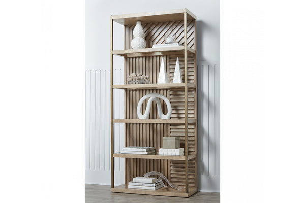 Estantería de madera con objetos decorativos contra una pared blanca