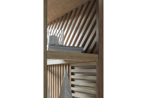 Estantería de madera con diseño de listones sobre fondo blanco