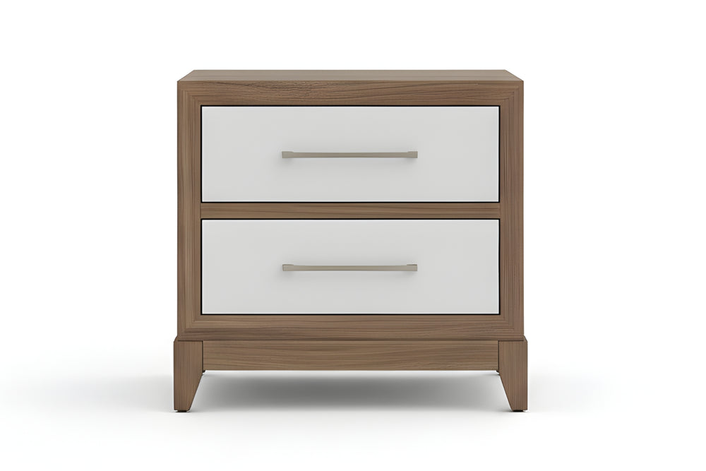 Mesita de noche de madera con dos gavetas blancas, lámpara y objetos decorativos en un dormitorio.