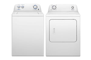 Conjunto de lavadora y secadora de color blanco sobre fondo blanco