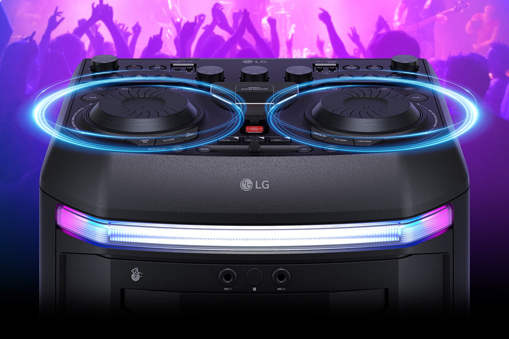 Altavoz de fiesta negro con luces LED de colores sobre un fondo blanco.