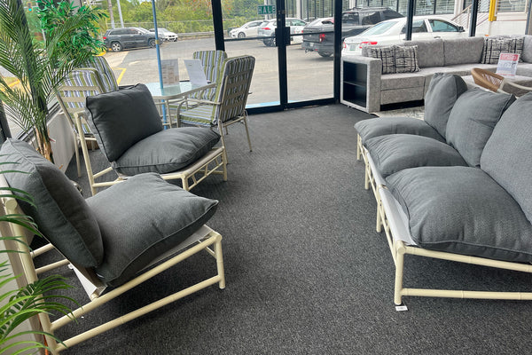 Loveseat con 2 Sillas & Mesa de Centro