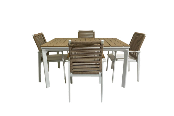 Conjunto de muebles de exterior con una mesa rectangular de madera y cuatro sillas sobre fondo blanco.