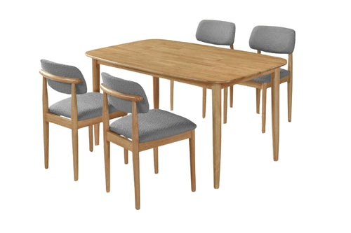 Mesa de comedor de madera con cuatro sillas grises a juego sobre fondo blanco.