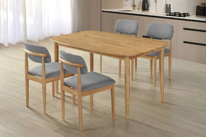 Mesa de comedor de madera con cuatro sillas a juego en un entorno de cocina.