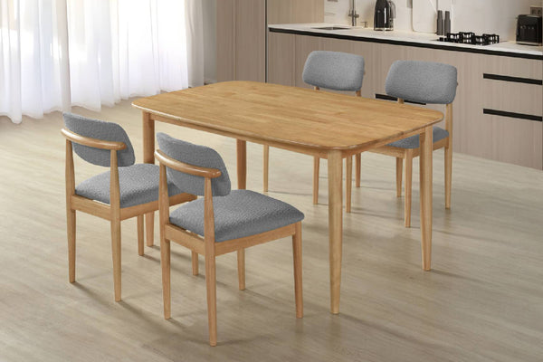 Mesa de comedor de madera con cuatro sillas a juego en un entorno de cocina.