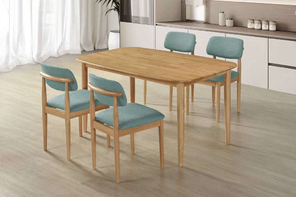 Juego de mesa de comedor con cuatro sillas sobre fondo blanco.