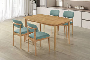 Mesa de comedor con cuatro sillas a juego en un entorno de cocina.