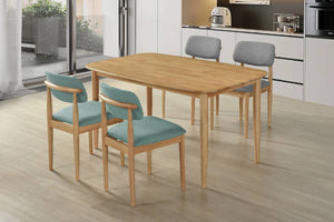 Mesa de comedor de madera con cuatro sillas en un entorno de cocina.